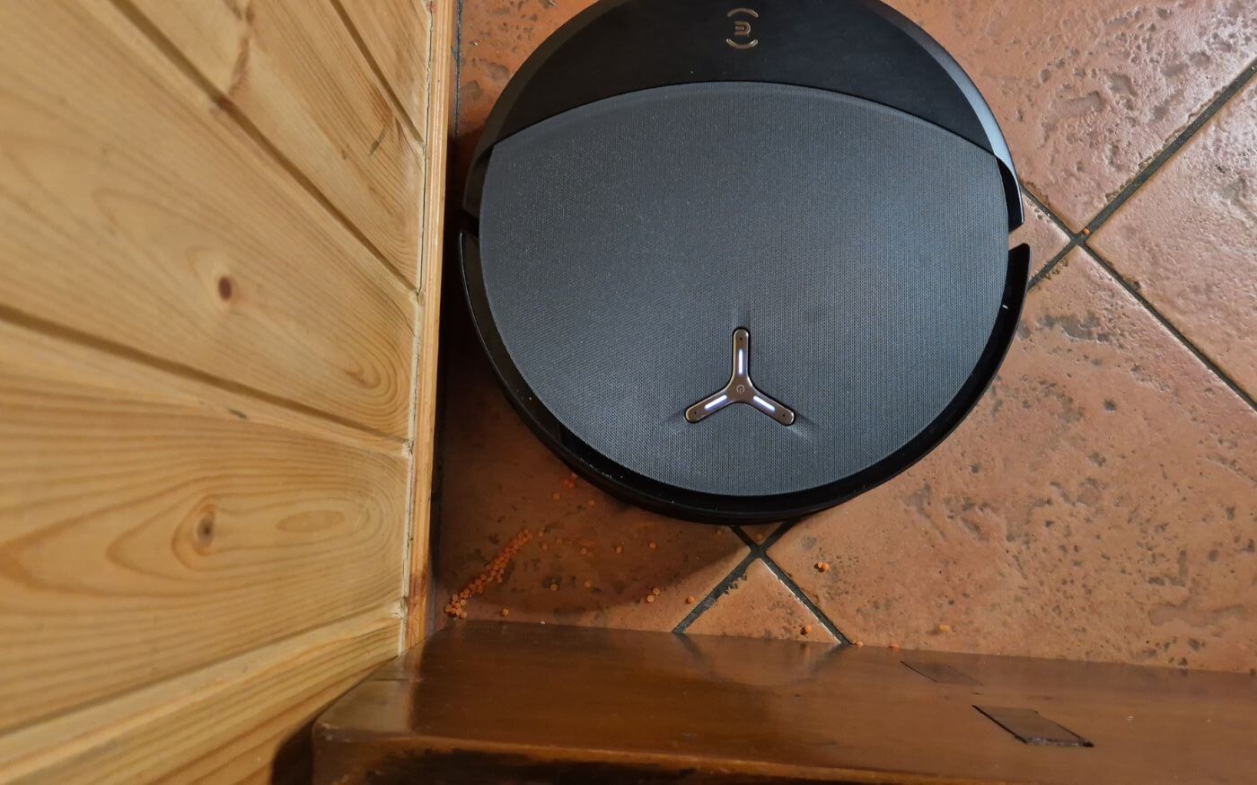 Der ECOVACS DEEBOT T90 PRO OMNI ist von oben zu sehen.